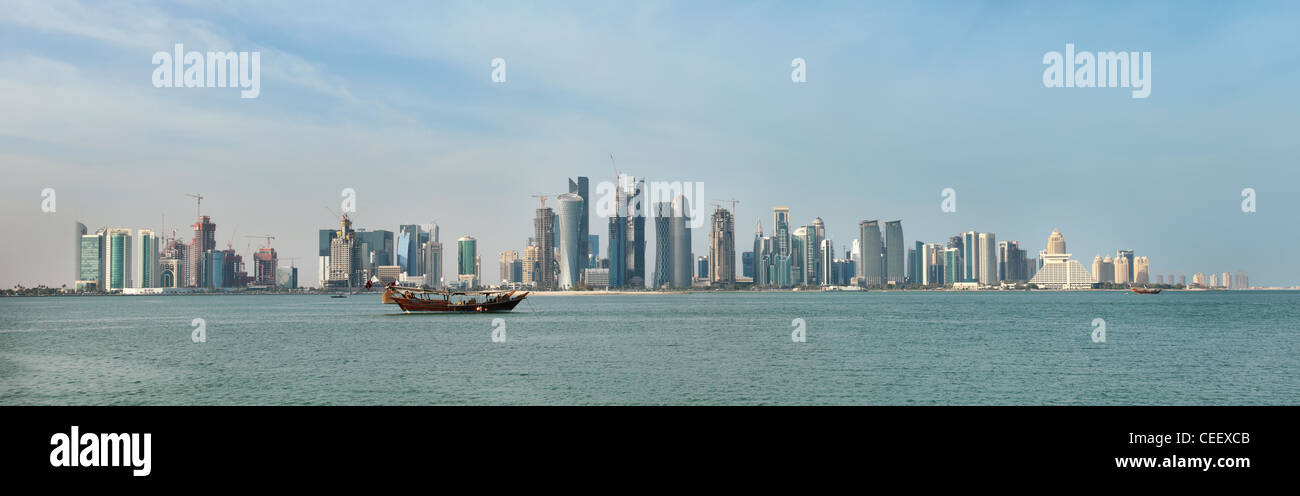 Ein Blick auf die gesamte Hochhaus-Skyline des Geschäftsviertels von Doha, Katar Stockfoto