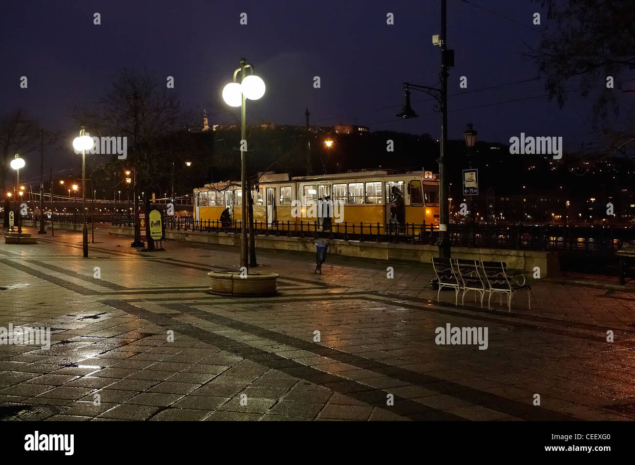 Budapest Ungarn Straßenbahn bei Nacht auf der Pest-Seite der Donau Stockfoto