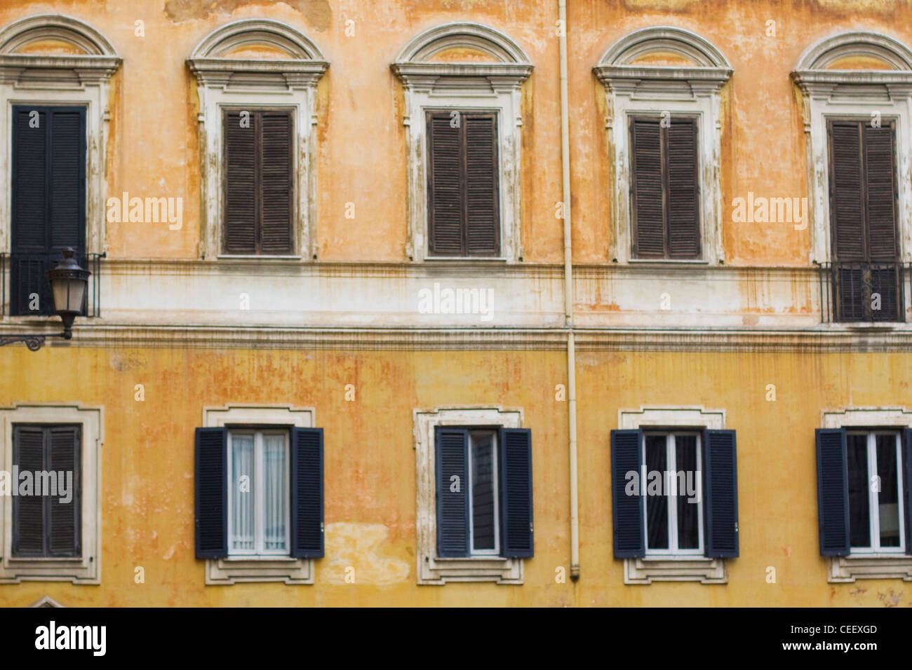 Gebäude mit traditionellen Fenster in Rom Italien Stockfoto