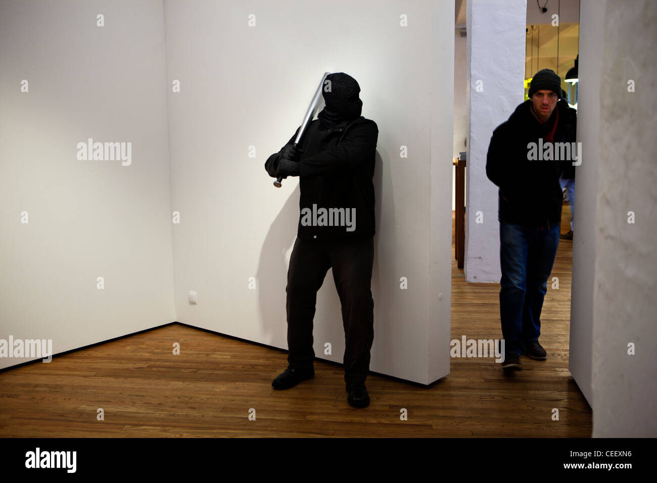 Mark Jenkins Skulptur von vermummten Gestalt in Berliner Galerie, städtische Theater Stockfoto