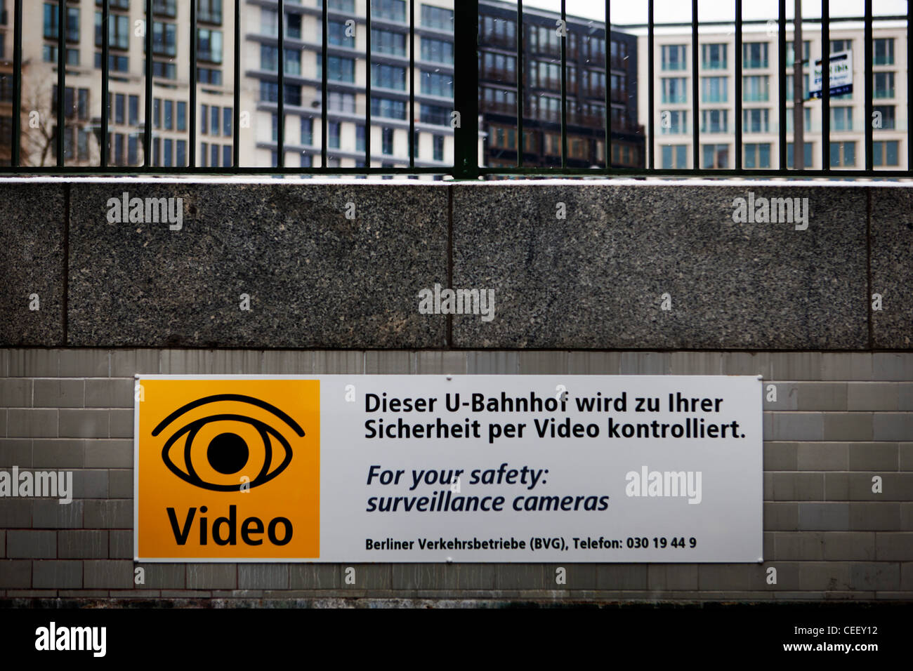 Eingang zum Potsdamer Platz U-Bahnstation mit Videokamera Warnung Stockfoto