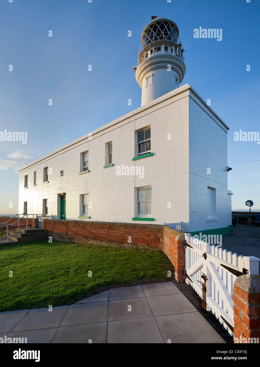 Flamborough Lighthouse mit Blick auf Selwick Bay und die Nordsee bei Flamborough Head, East Yorkshire, UK Stockfoto