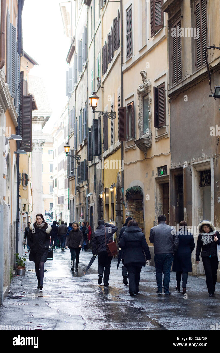 Menschen zu Fuß auf den Straßen von Rom Italien Stockfoto