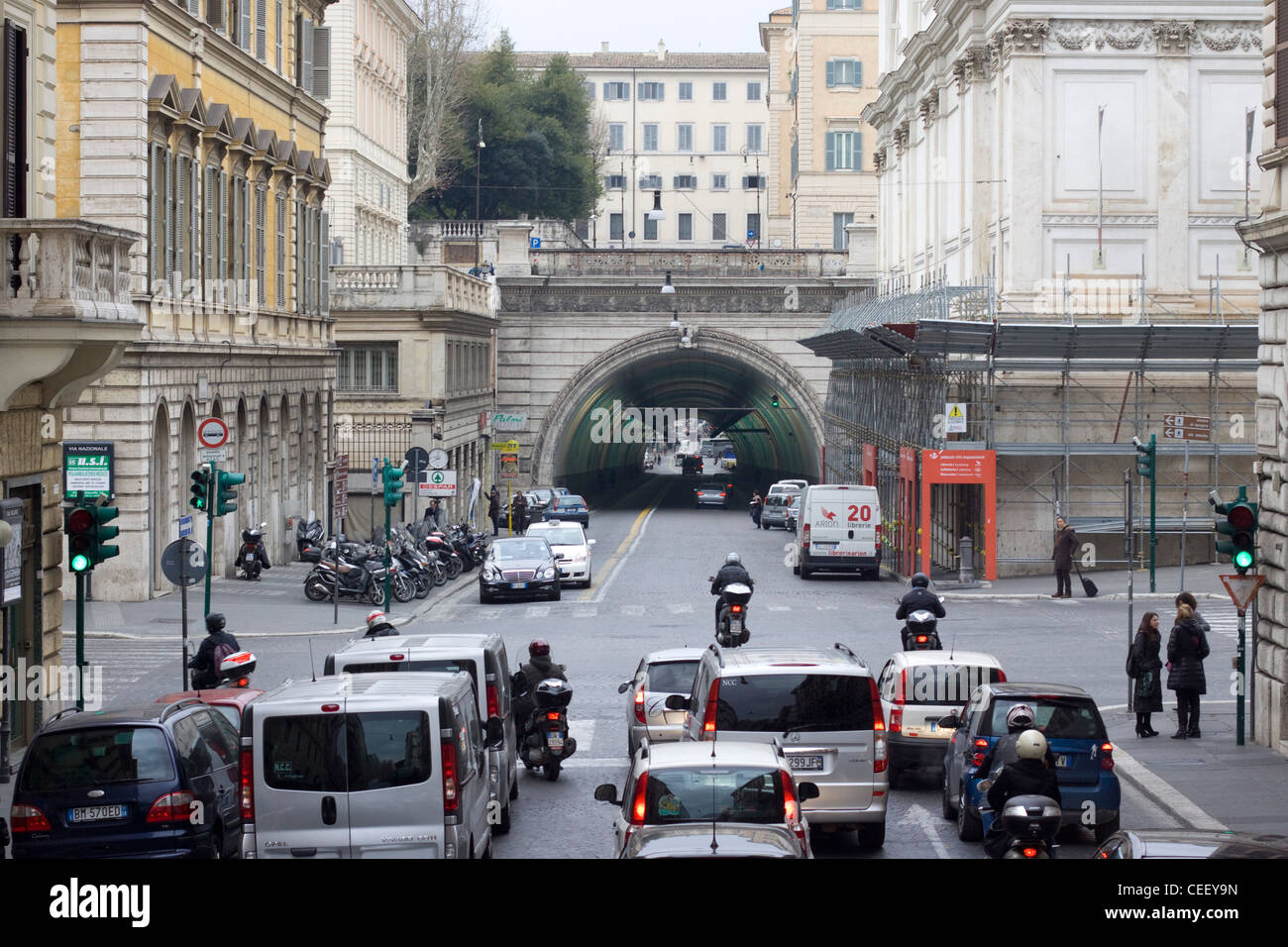 Verkehr auf den belebten Straßen von Rom mit Tunnel aus der Stadt Stockfoto