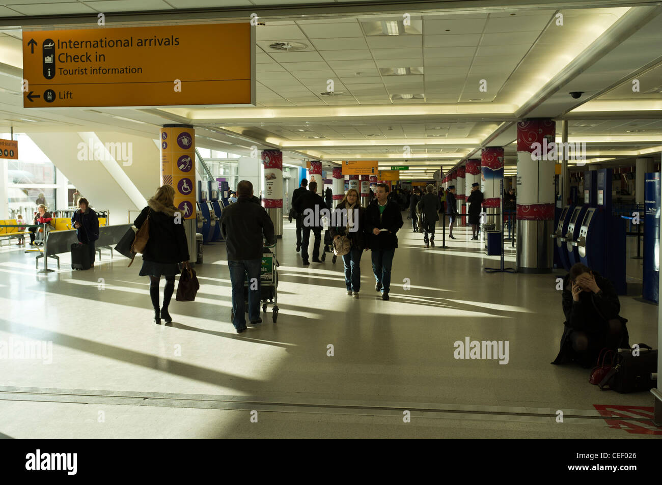 Dh Flughafen Edinburgh Airport Edinburgh Schottland Passagiere im internationalen Ankunftsbereich Leute Großbritannien Beifahrerseite Stockfoto