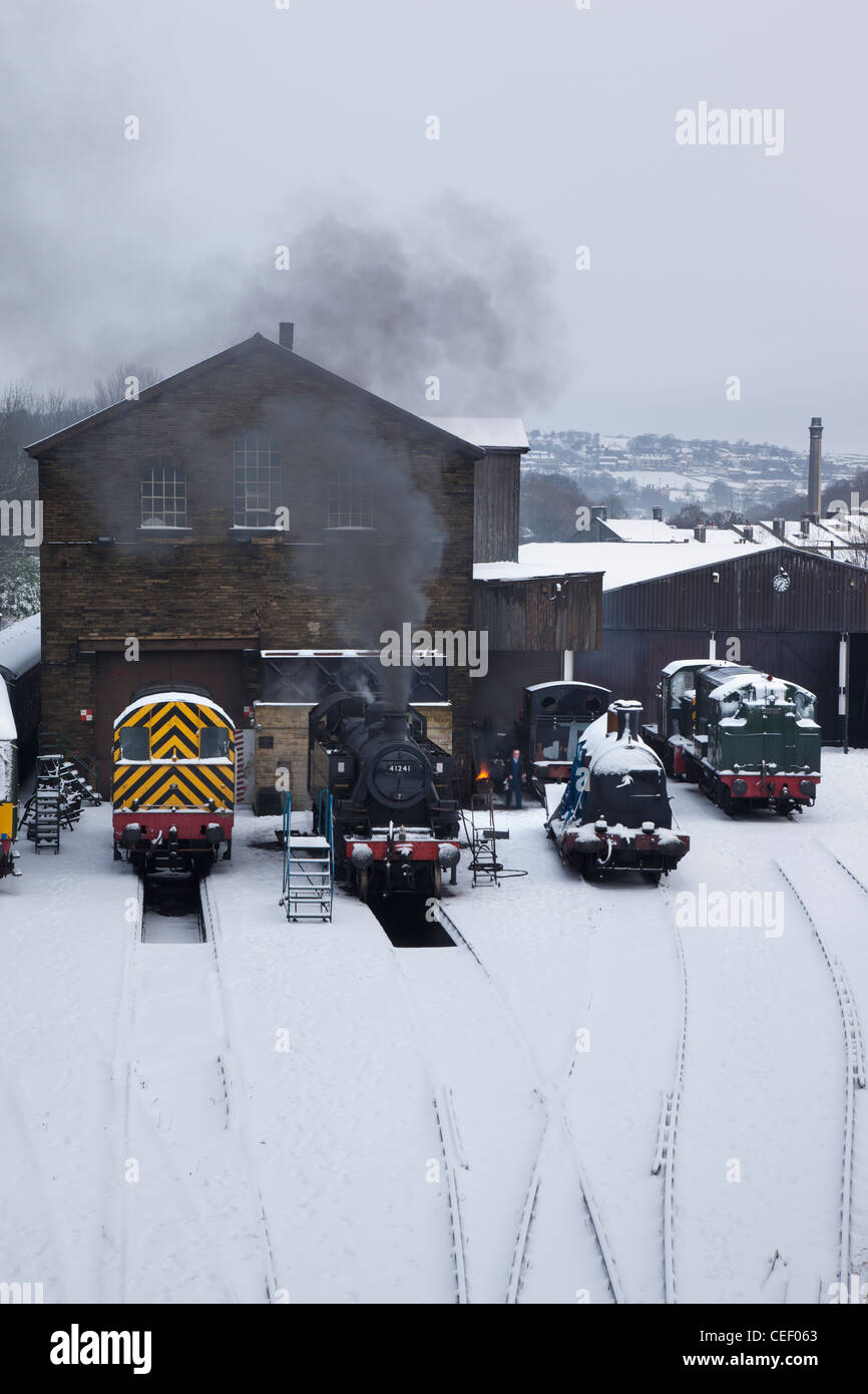 Die Keighley and Worth Valley Railway. Dampfzüge außerhalb der Motor Schuppen an Haworth, West Yorkshire, Großbritannien Stockfoto
