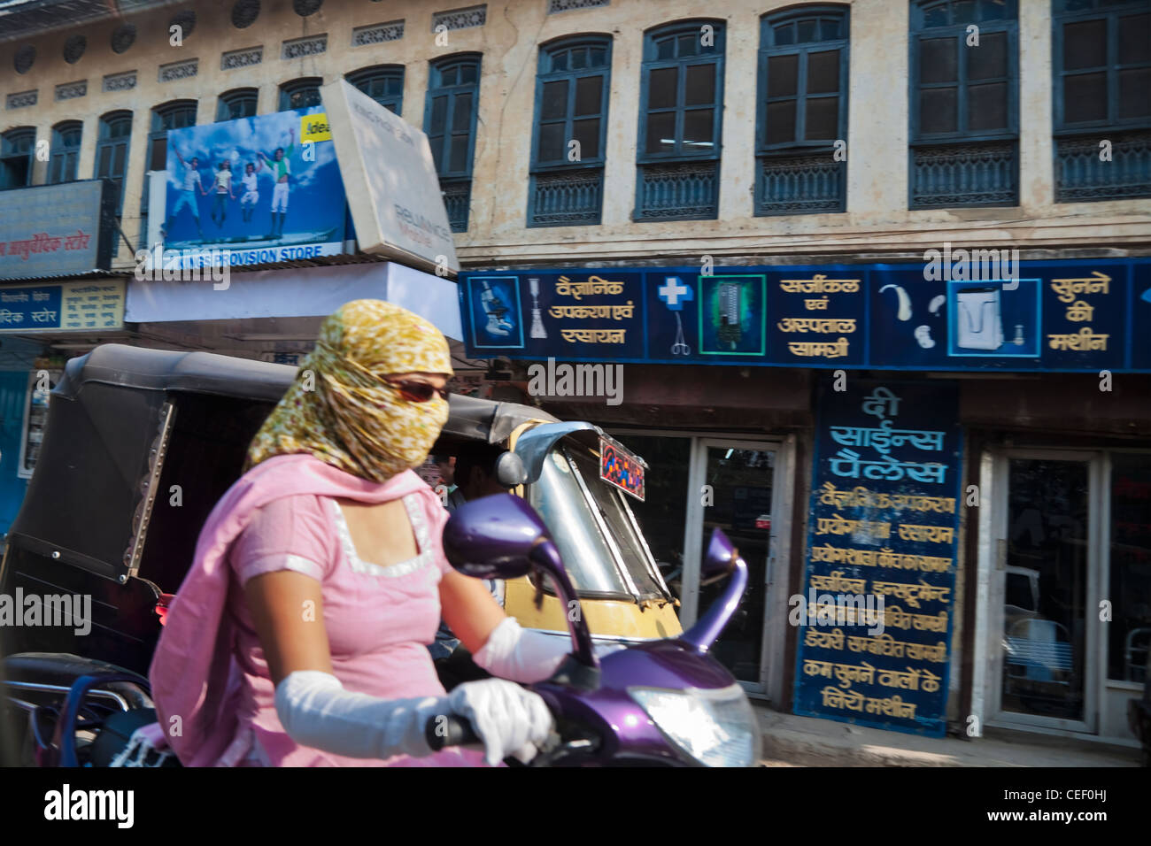 Moderne Gril Gesicht bedeckt von Sonne Reiten auf Motorrad, Ajmer, Rajasthan, Indien Stockfoto