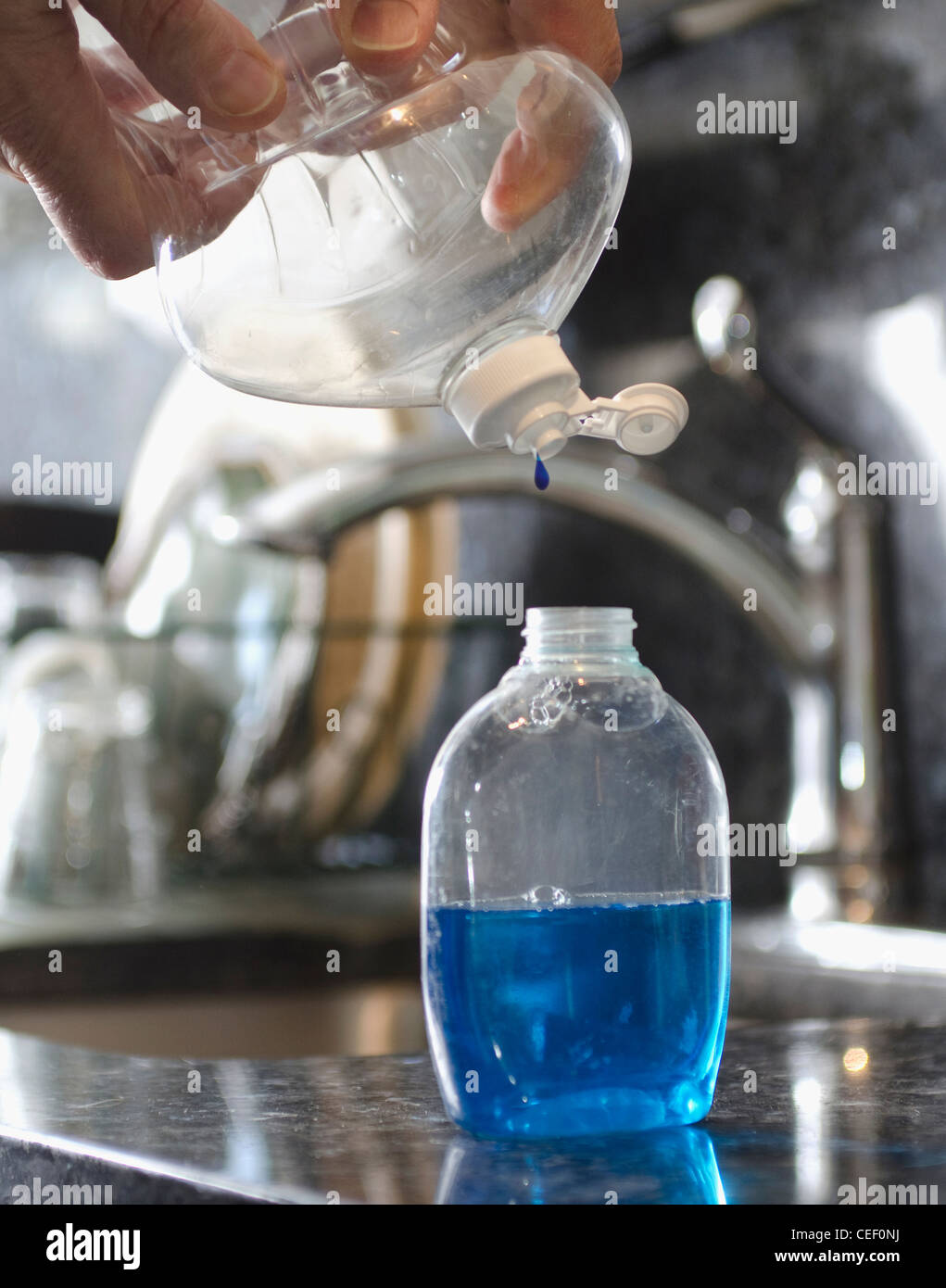 Quetschen letzten Tropfen Spülmittel in container Stockfoto