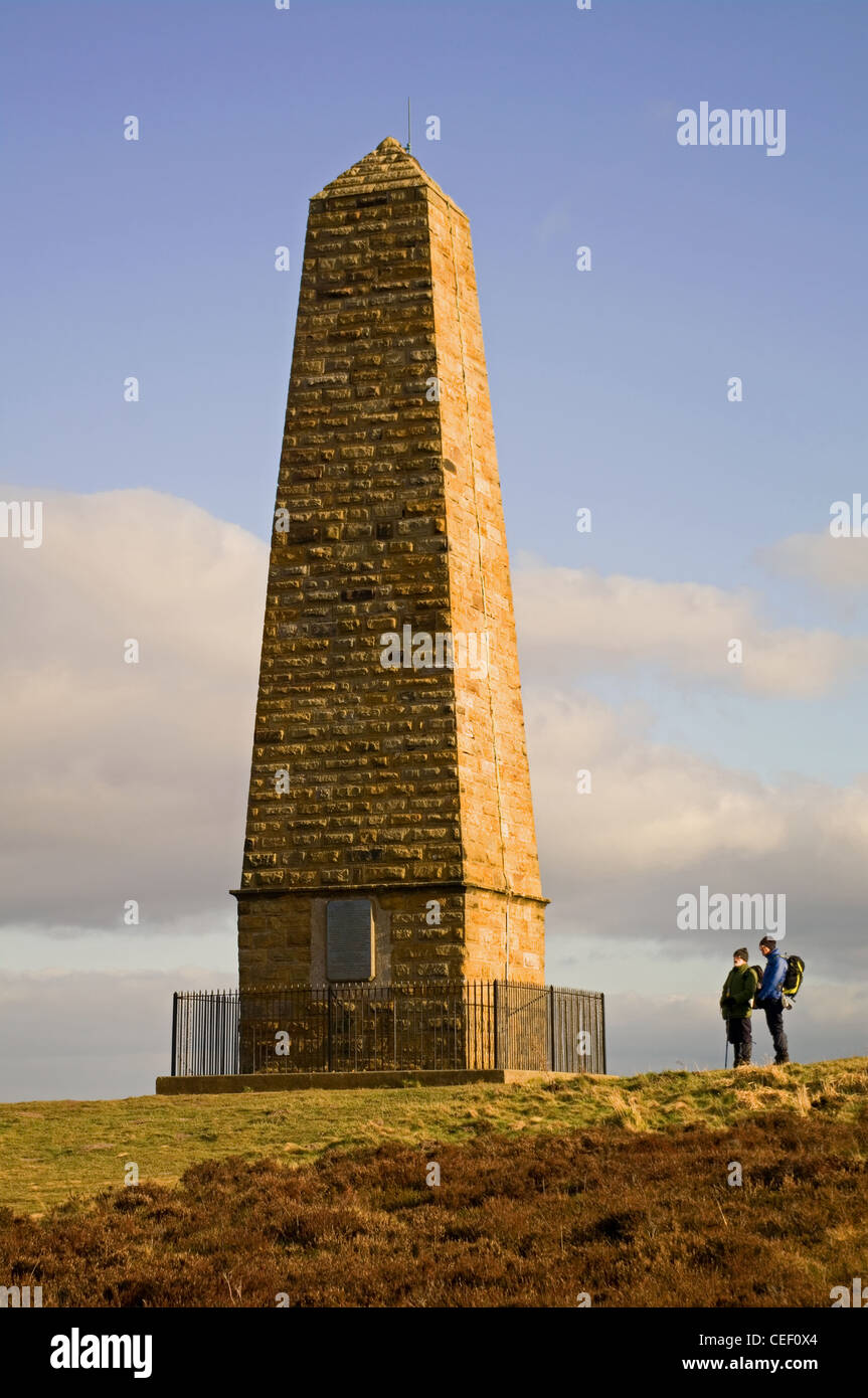 2 Wanderer stehend von Captain Cook Monument, Easby Moor, The Cleveland Art und Weise, North York Moors National Park, England UK Stockfoto