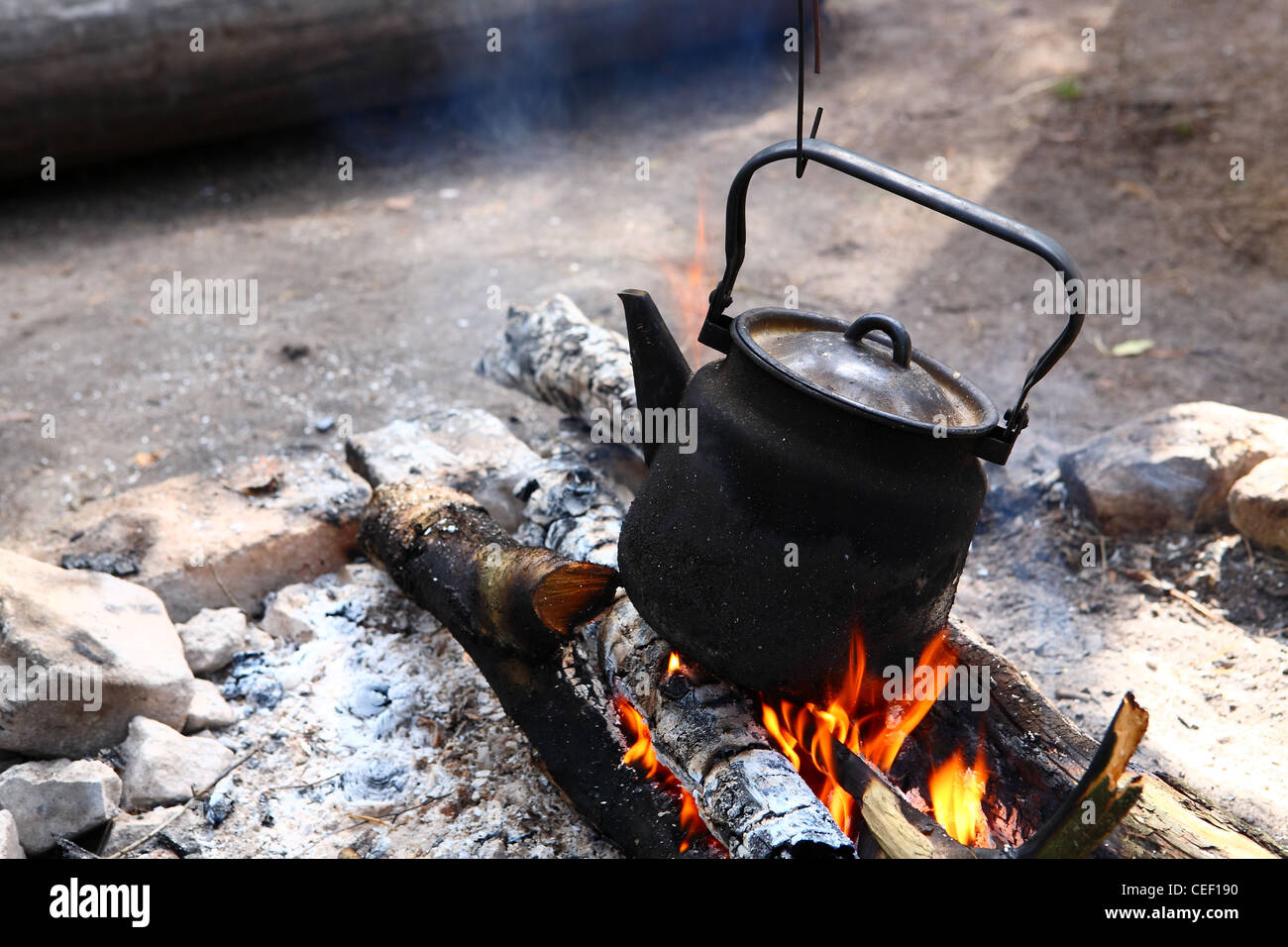 Teekessel auf dem camping Feuer Stockfoto