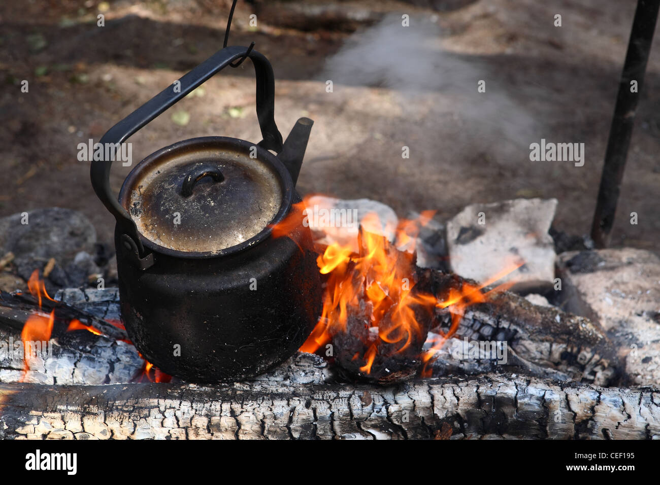 Teekessel auf dem camping Feuer Stockfoto