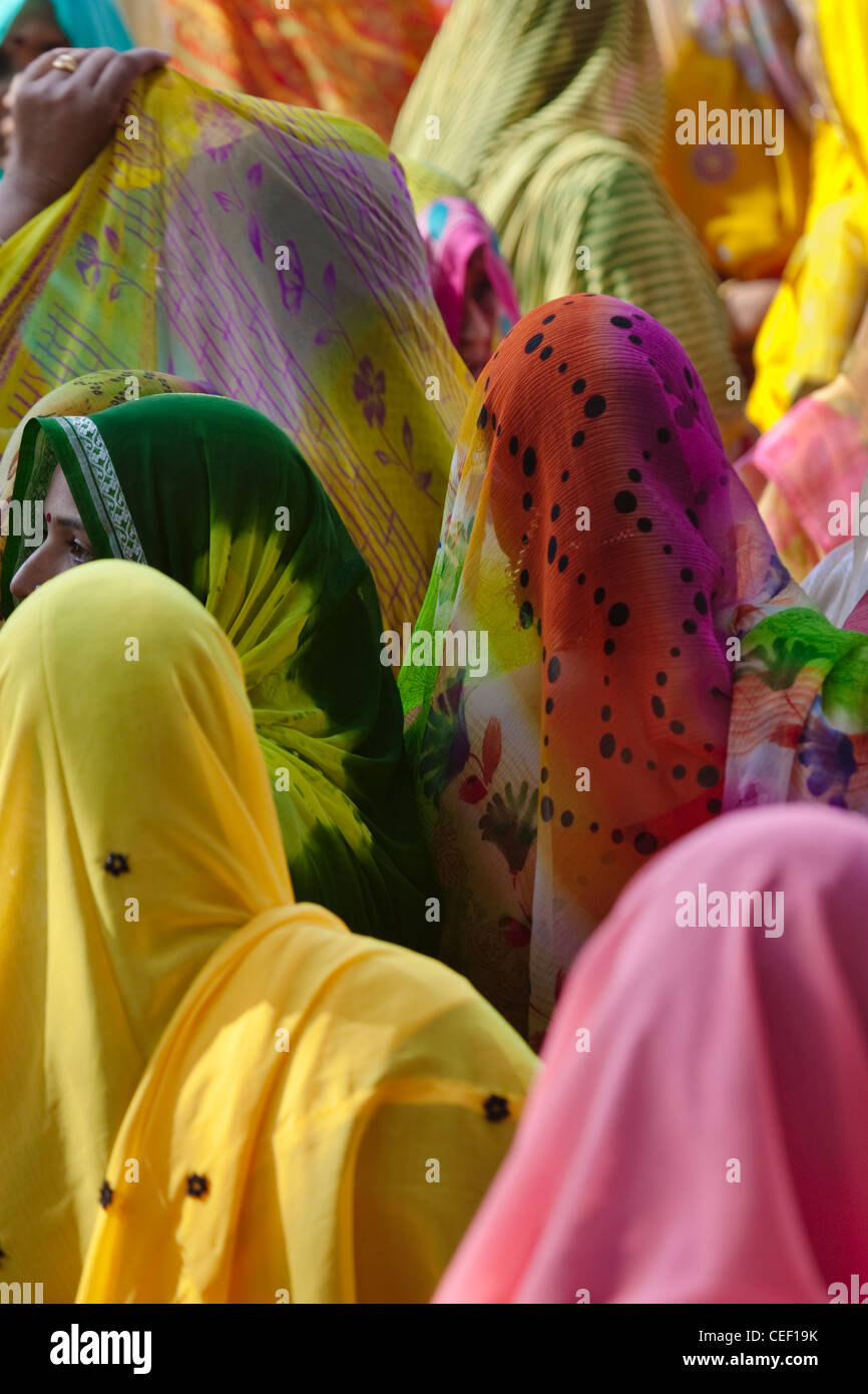 Frauen in bunten Saris versammeln, Rajasthan, Indien Stockfoto