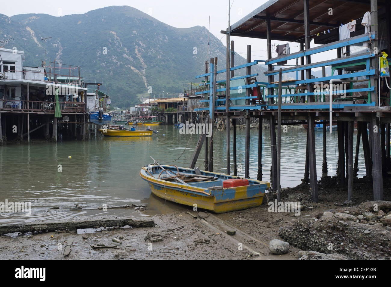 dh Tai O LANTAU HONG KONG Fischen Dorf Stelzen befindet sich über dem Fluss und flachen Boden Boot Stockfoto