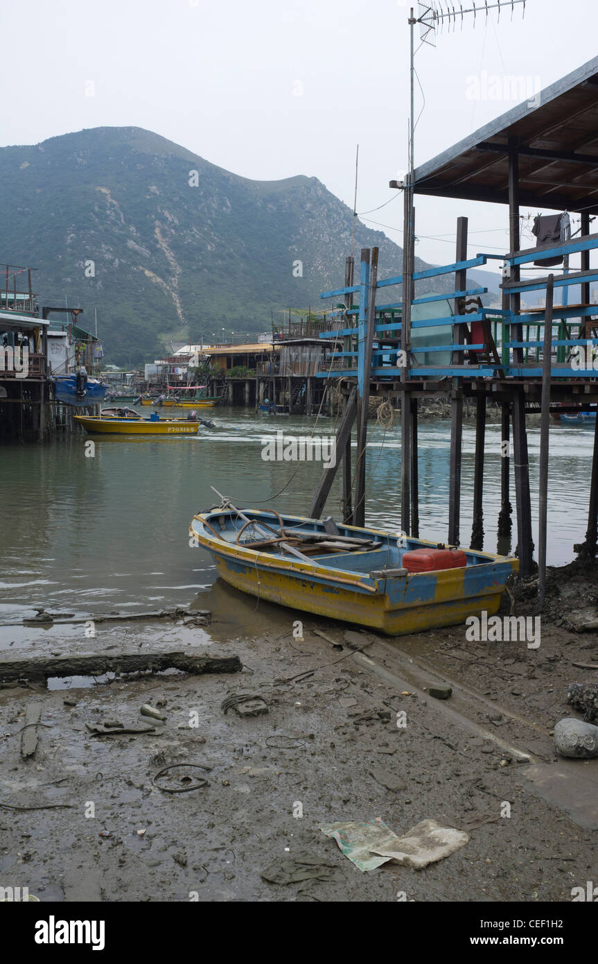 dh Tai O LANTAU HONG KONG Fischen Dorf Stelzen befindet sich über dem Fluss und flachen Boden Boot Stockfoto