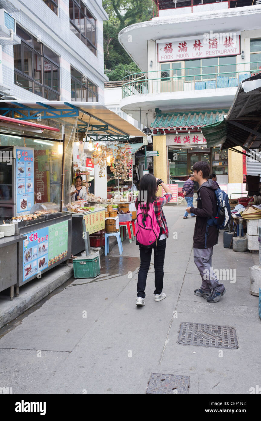 dh Tai O LANTAU HONGKONG Chinesisches Teenager-Paar Tourist fotografieren Teenager-Fotos Mädchen china Teenager Stockfoto