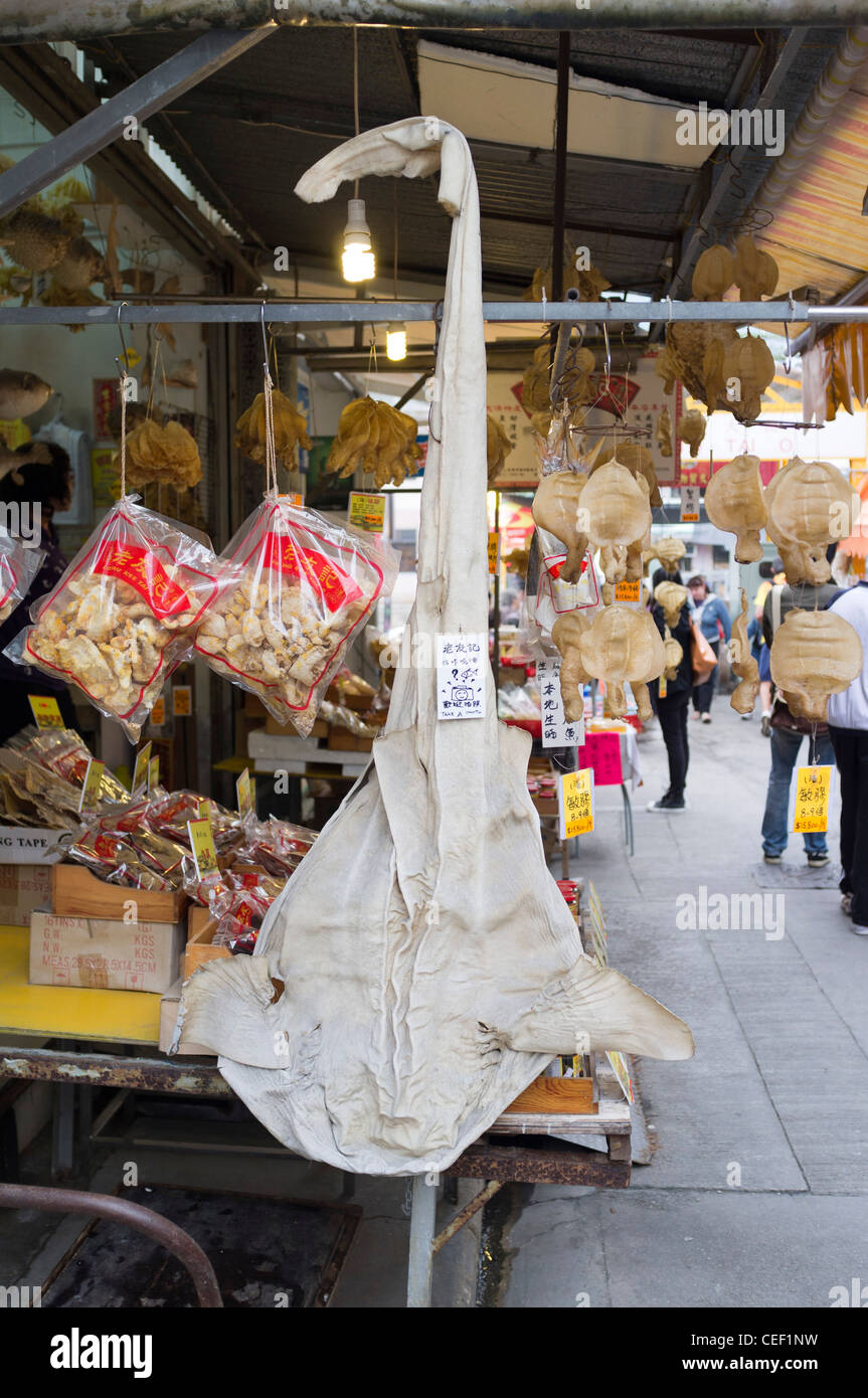 dh Tai O Markt INSEL LANTAU HONG KONG INSELN getrocknet Fischstall Tierteile Stände china chinesische Lebensmittelmärkte Shop Stockfoto