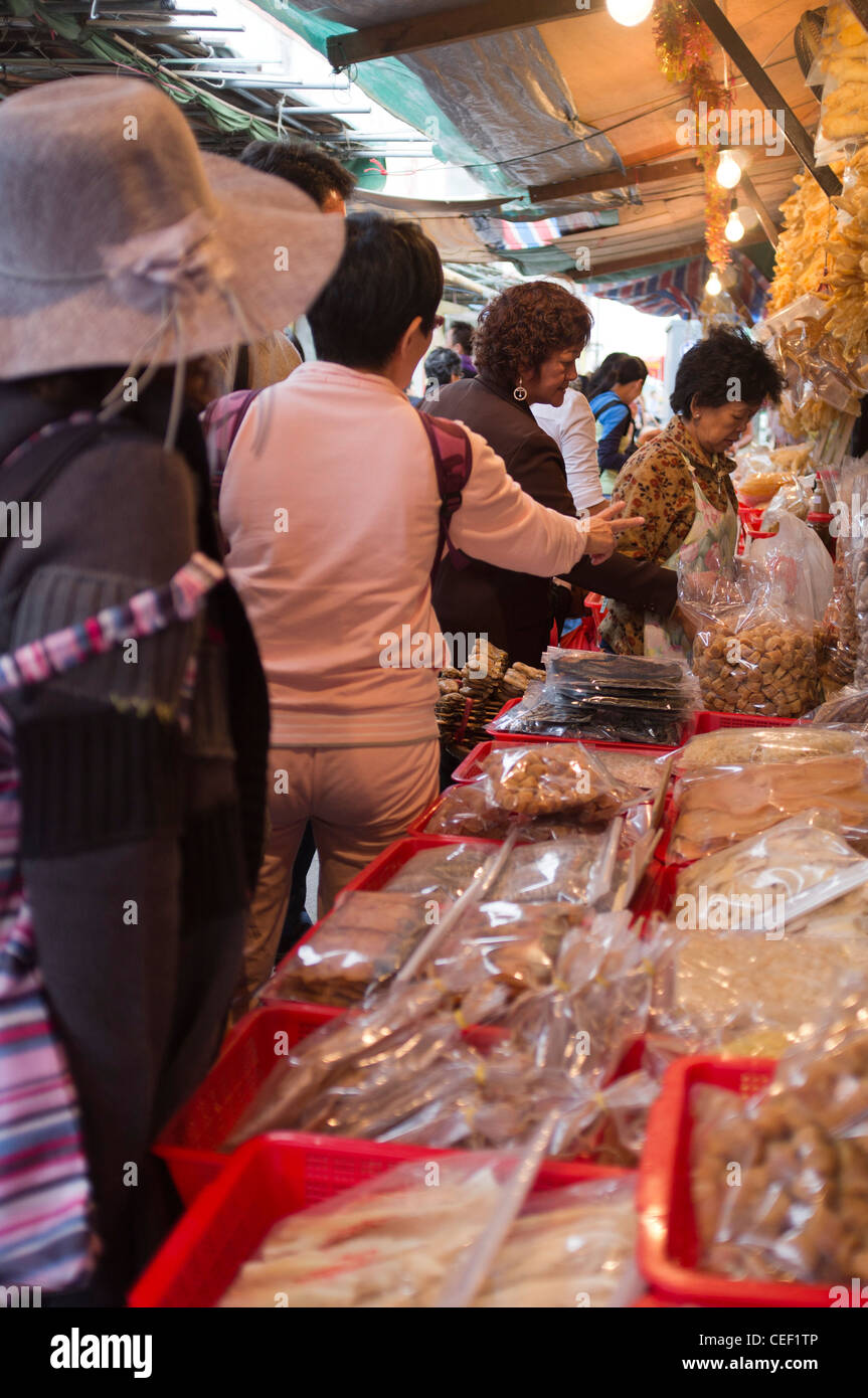 Dh Tai O Marktstand LANTAU HONG KONG getrocknete Lebensmittel street Hersteller und Kunden Frauen China ständen besetzt Kunden Stockfoto