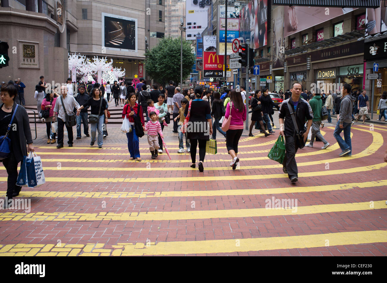 dh Time Square CAUSEWAY BAY HONGKONG Chinesische Menschenmassen überqueren Straße an Fußgänger Zebra Kreuzungen Stadt Straße Szene china Stockfoto