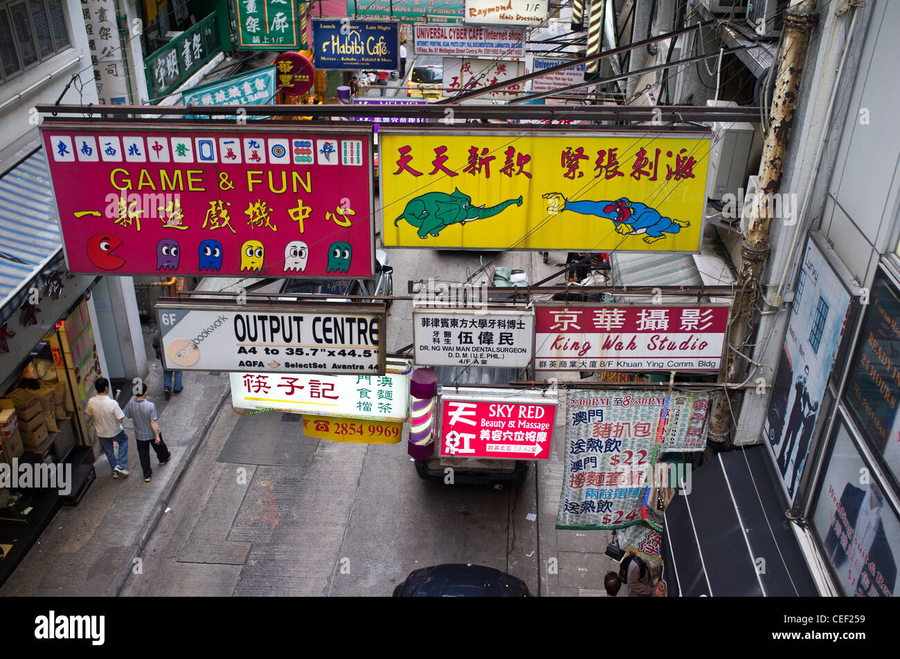 dh Midlevels CENTRAL HONG KONG Street Szene chinesen werben Bretter Kalligrafie und englisch Werbeplakat Anzeige asien Billboard Anzeige schreiben Stockfoto