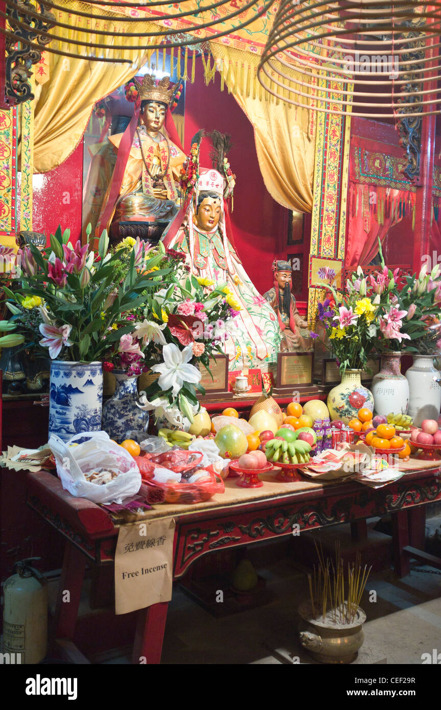 dh man Mo Temple SHEUNG WAN CHINESISCHER Schrein IN HONGKONG dao-Gottheit mit Geschenken taoismus-Tempel daoismus-Altar china Gottheiten Götter alten taoisten Stockfoto