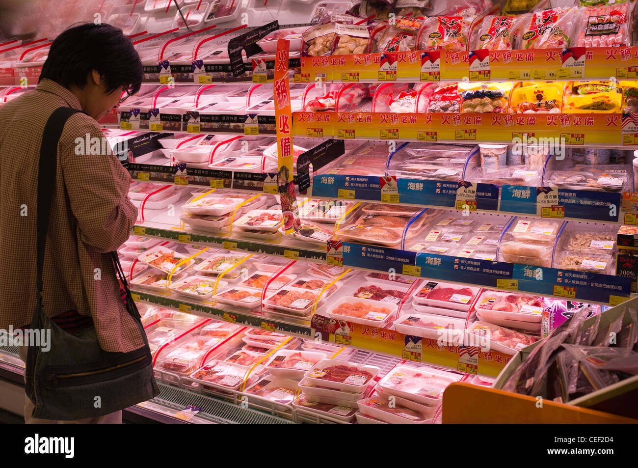 dh Wellcome Supermarkt CAUSEWAY BAY HONGKONG Chinesische Shopper Metzger Fleisch china Dame Einkaufen Lebensmittel Regal Produkte Paket Frau Stockfoto