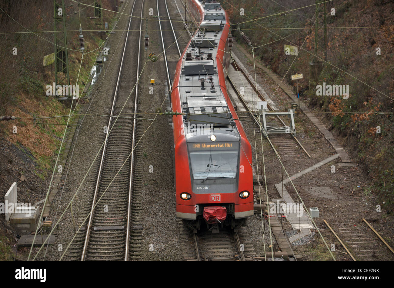 RB48 (Regionalzug) laufen zwischen Bonn und Wuppertal, Leichlingen, Deutschland. Stockfoto