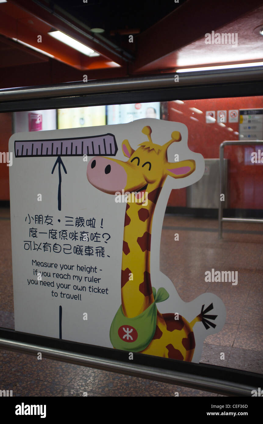 Dh Mass Transit Railway MTR HONG KONG Zugtarif Höhe messen für Kinder Tarife Kind Kinder messen Stockfoto