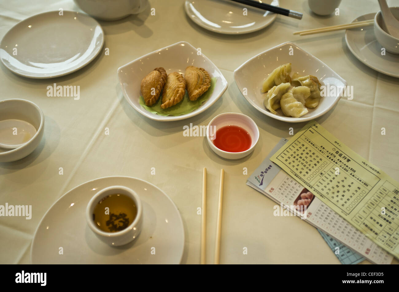 dh ESSEN HONG KONG Chinesisch Dim Sum Gerichte Tee Tasse Menü Karten Tisch Einstellung china Restaurant Frühstück Stockfoto