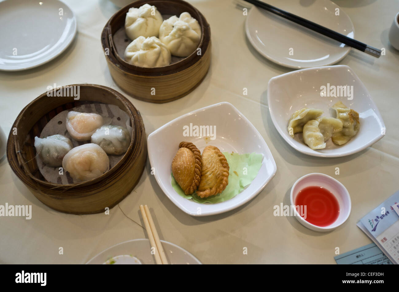 dh Chinesisch kantonesisch Dim Sum ESSEN HONGKONG Gerichte Bambus Dampfer Tisch Einstellung china Frühstücksrestaurant mit Mittagessen Stockfoto