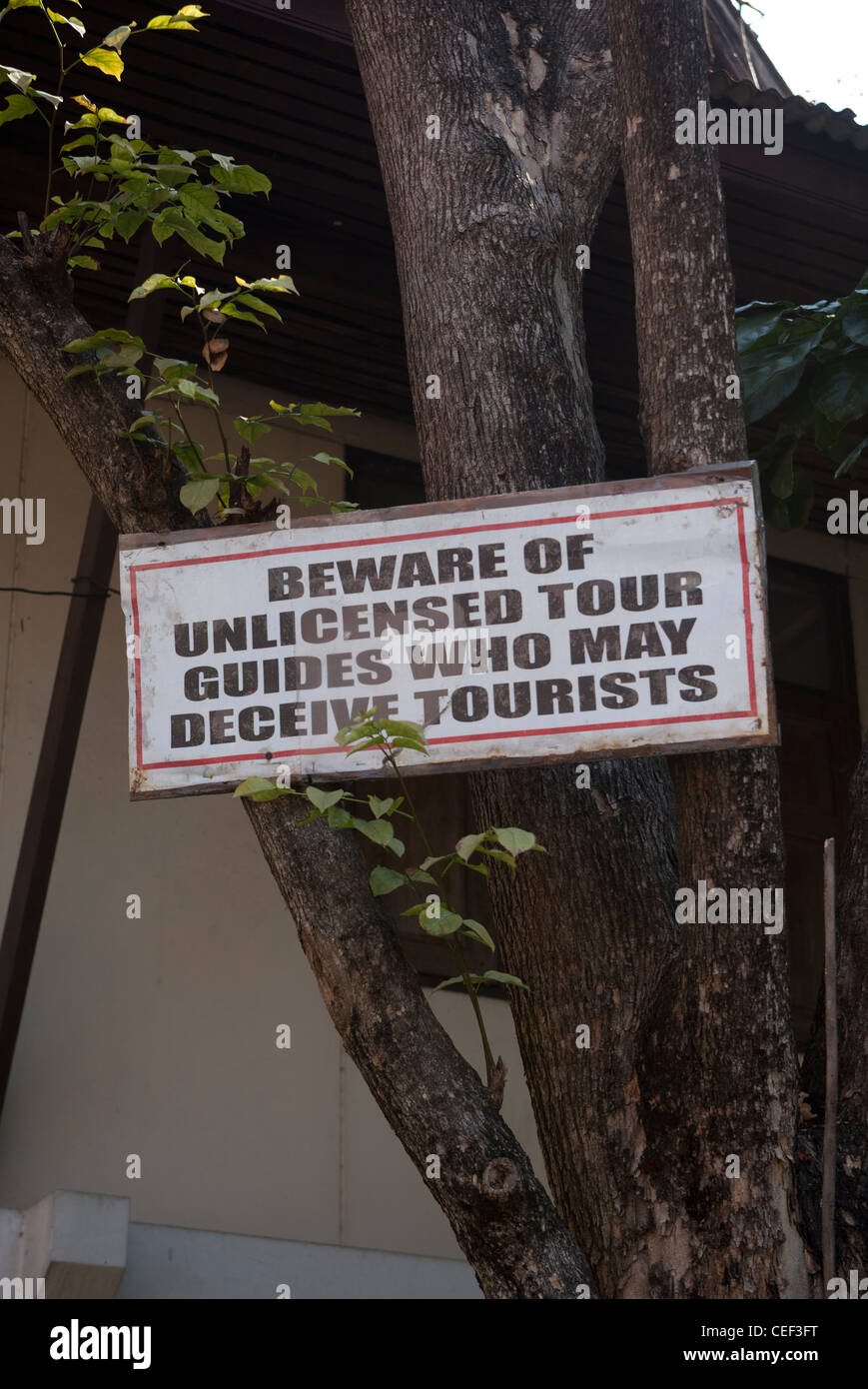 Nicht lizenzierte Reiseleiter Scam Warnung Wat Chedi Luang Chiang Mai Thailand Stockfoto