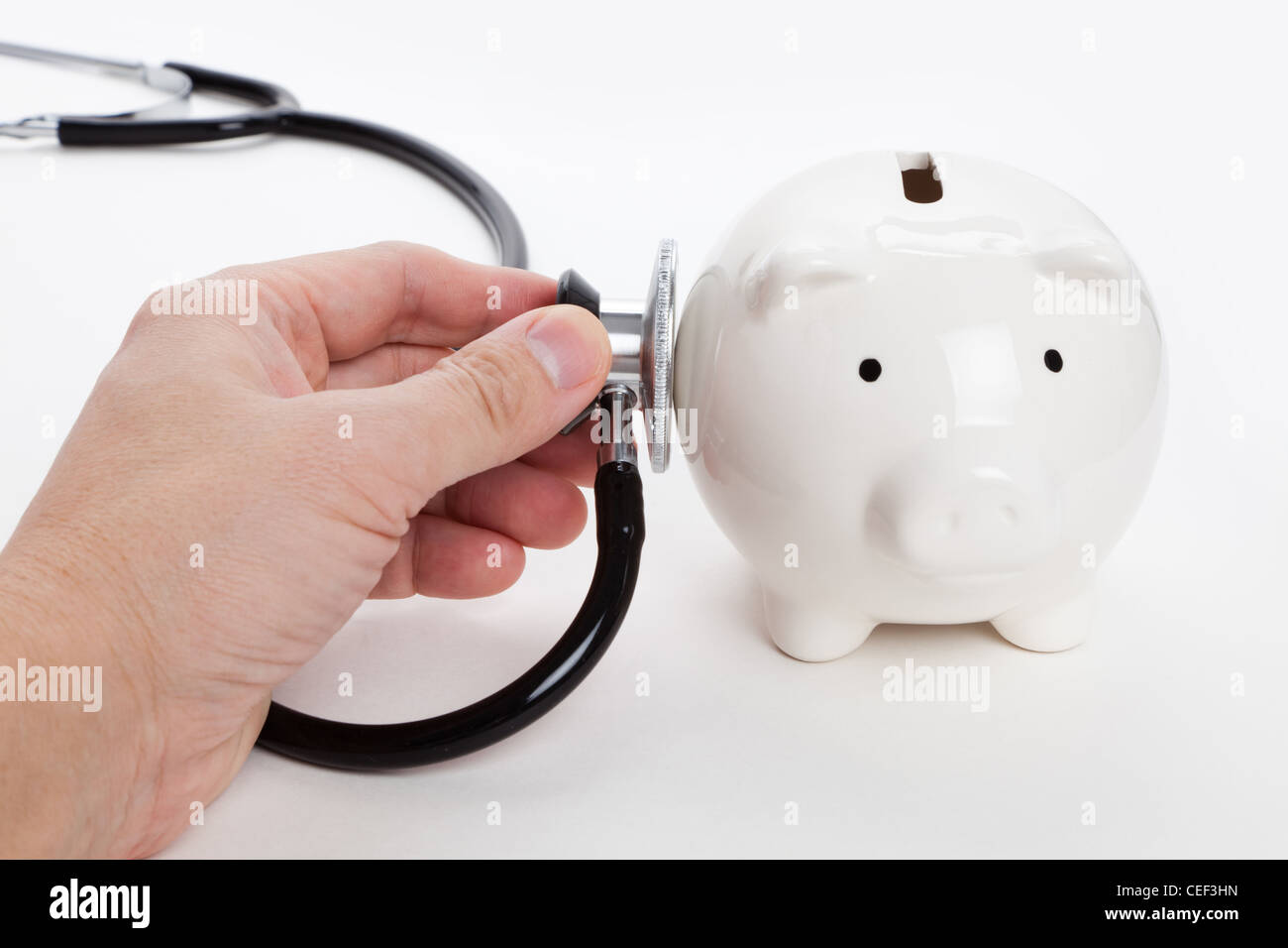 Stethoskop und Sparschwein, Konzept der finanziellen Gesundheit Stockfoto