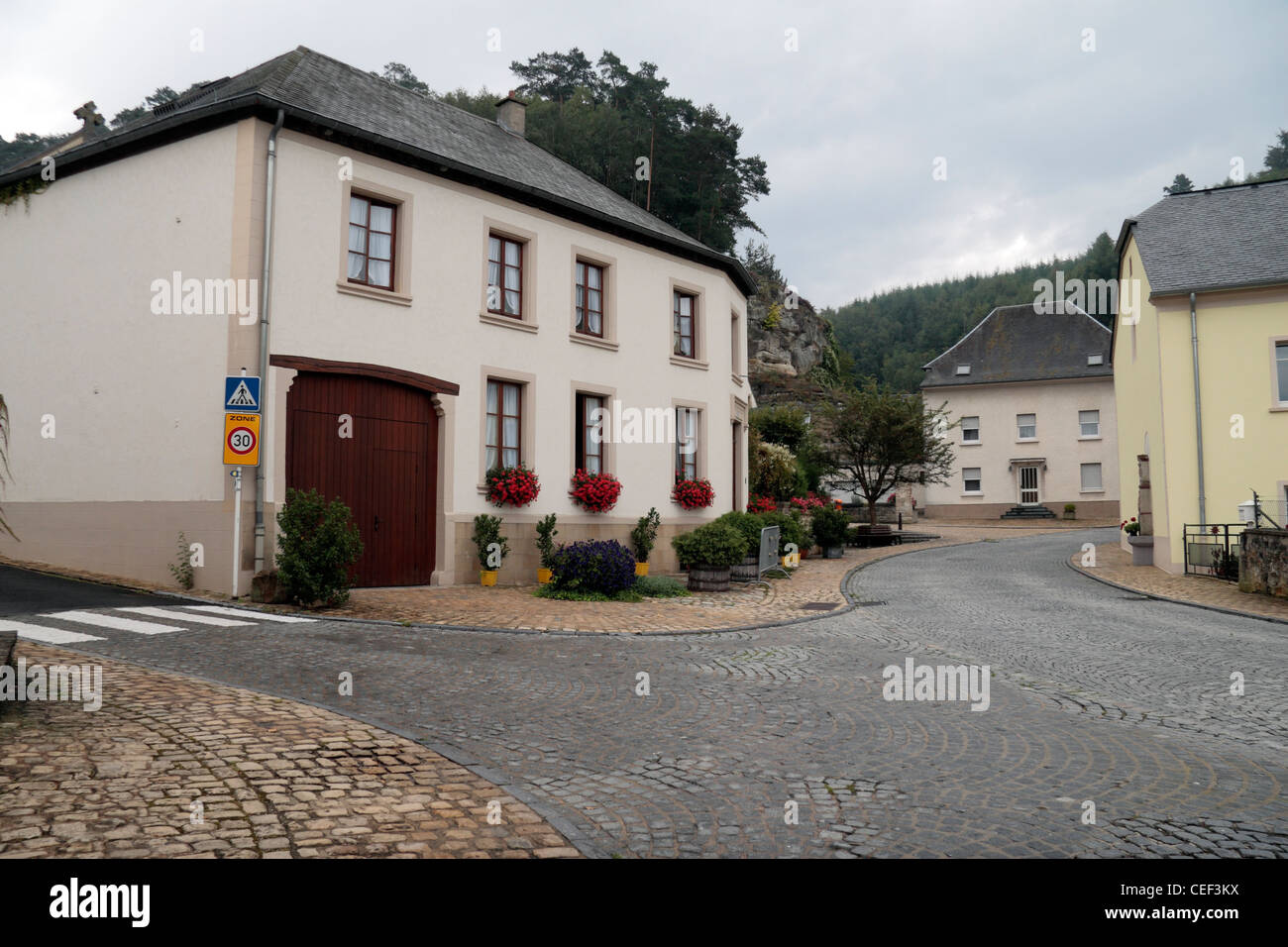 Überblick über die gepflasterten Straßen an einer Straßenkreuzung Bourglinster, Luxemburg. Stockfoto
