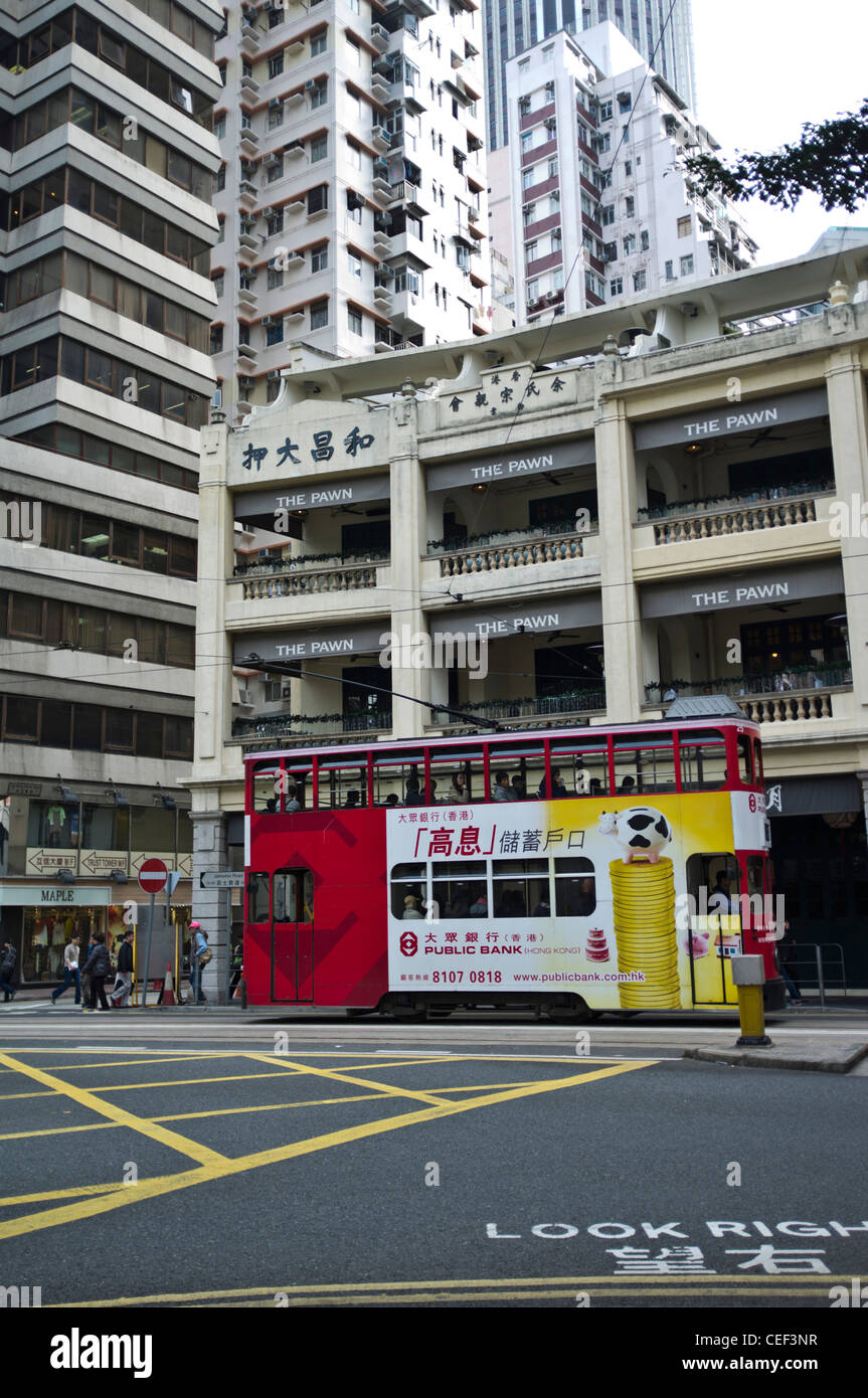 dh WAN CHAI HONG KONG The Pawn Restaurant chinesische Altbau Straßenbahn mit anzeigen Stockfoto
