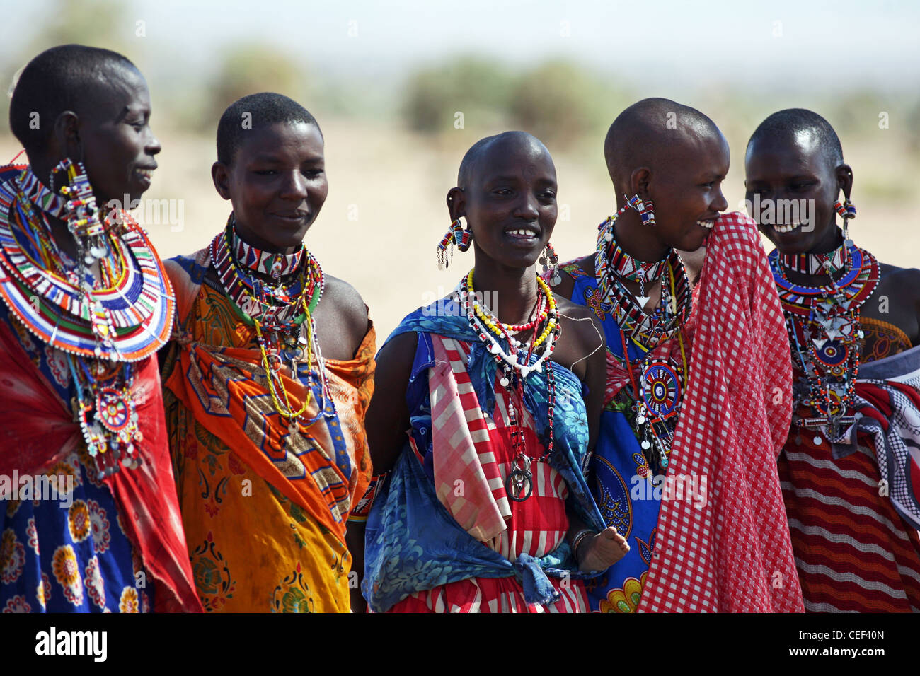 Massai-Frauen in der Nähe ihres Dorfes in Amboseli Nationalpark, Kenia, Ostafrika. Stockfoto