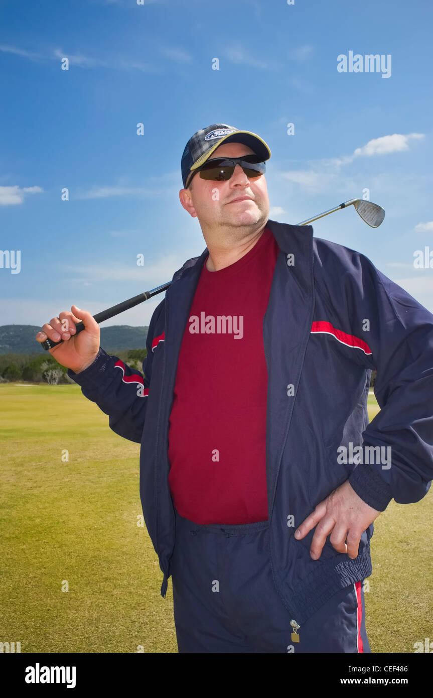Porträt von männlichen Golfspieler im Trainingsanzug mit Eisen Stockfoto