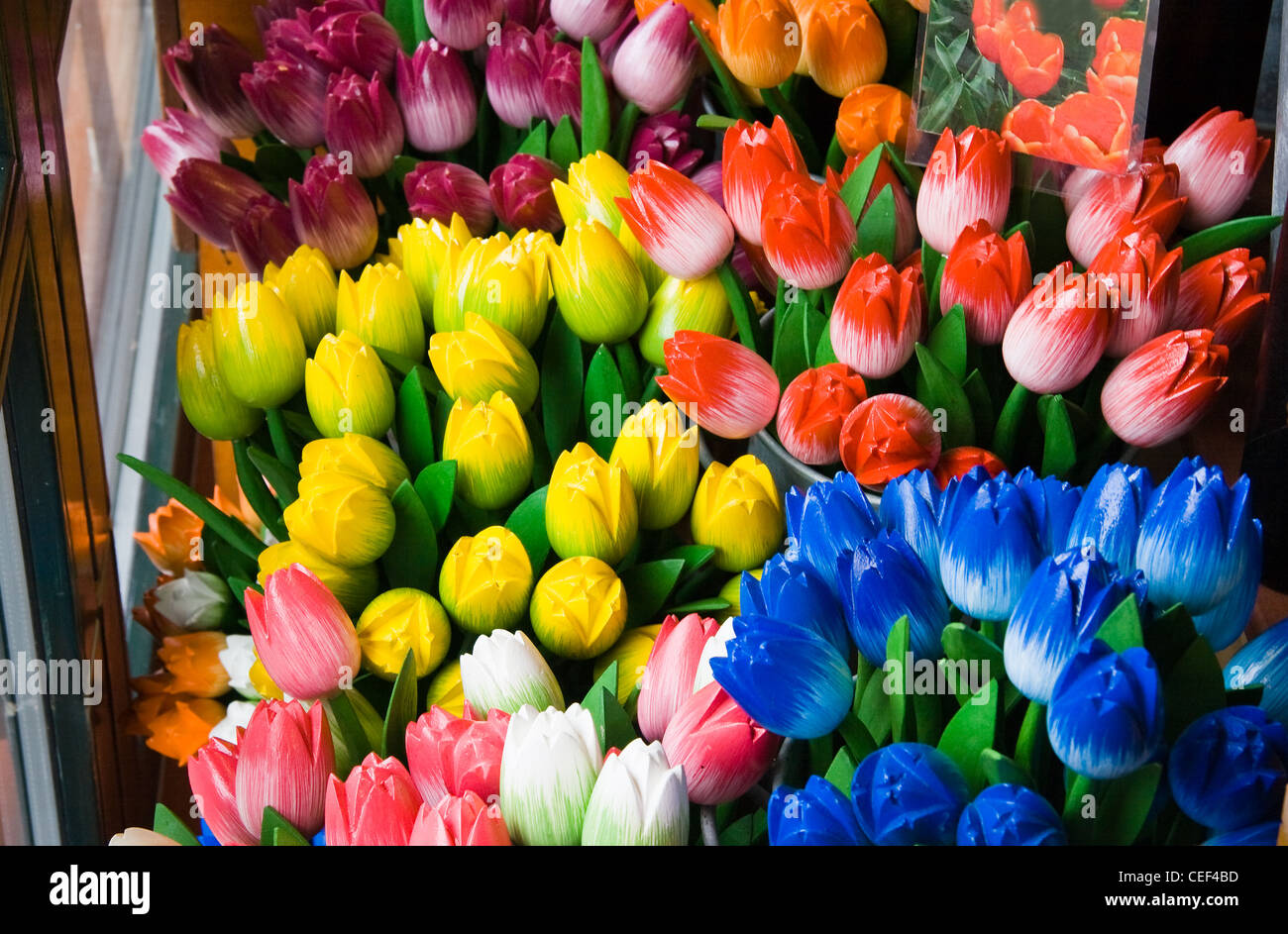Bunte Holz Tulpen in verschiedenen Farben als Souvenir in niederländische Shop zum Verkauf angeboten. Stockfoto