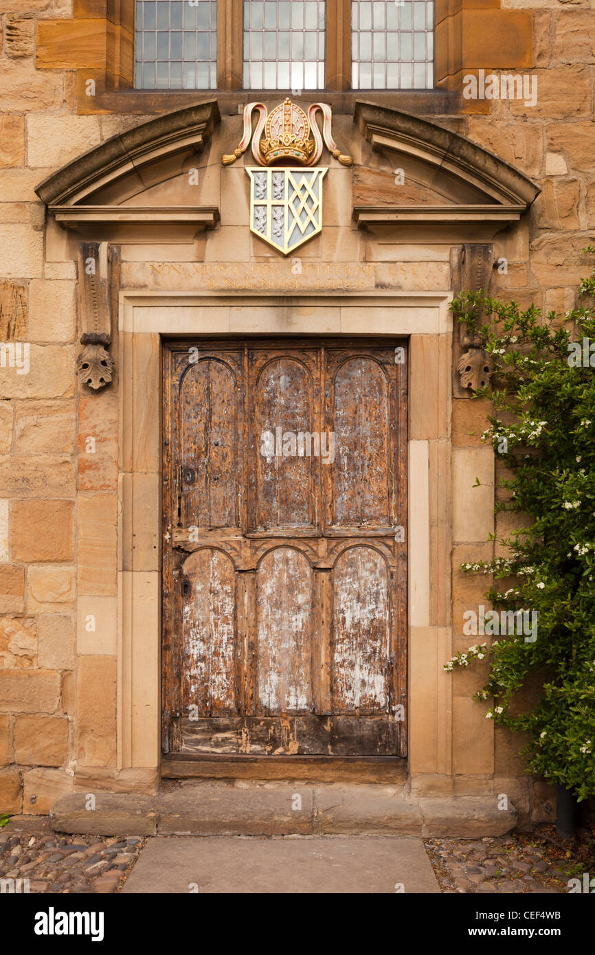 Die alte Tür der Bischof Cosin Bibliothek, anvertrauten 1669, der Universität im Jahre 1935 Stadt Durham, England. Stockfoto