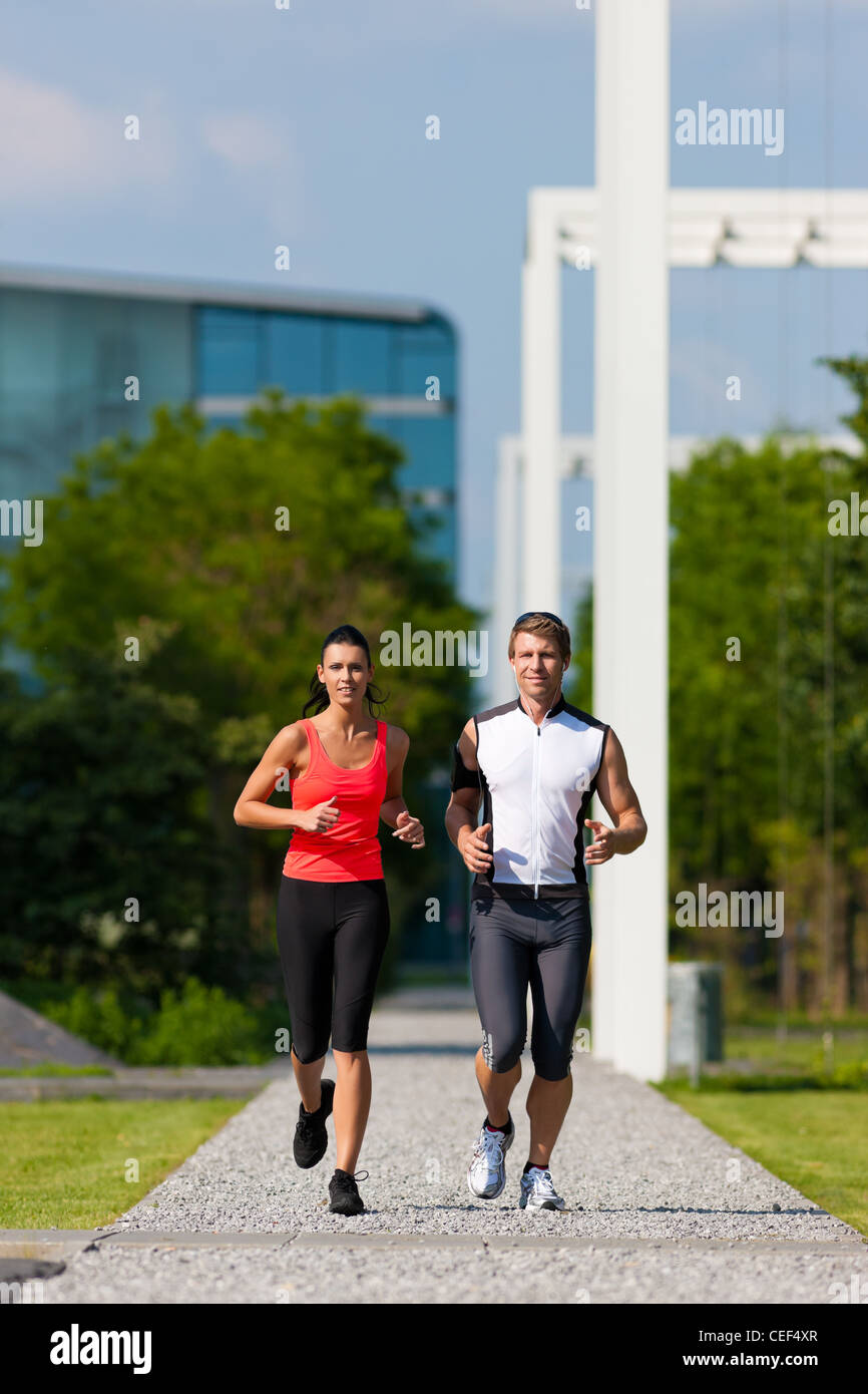 Urbane Sportarten - paar jogging für Fitness in der Stadt an einem schönen Sommertag Stockfoto