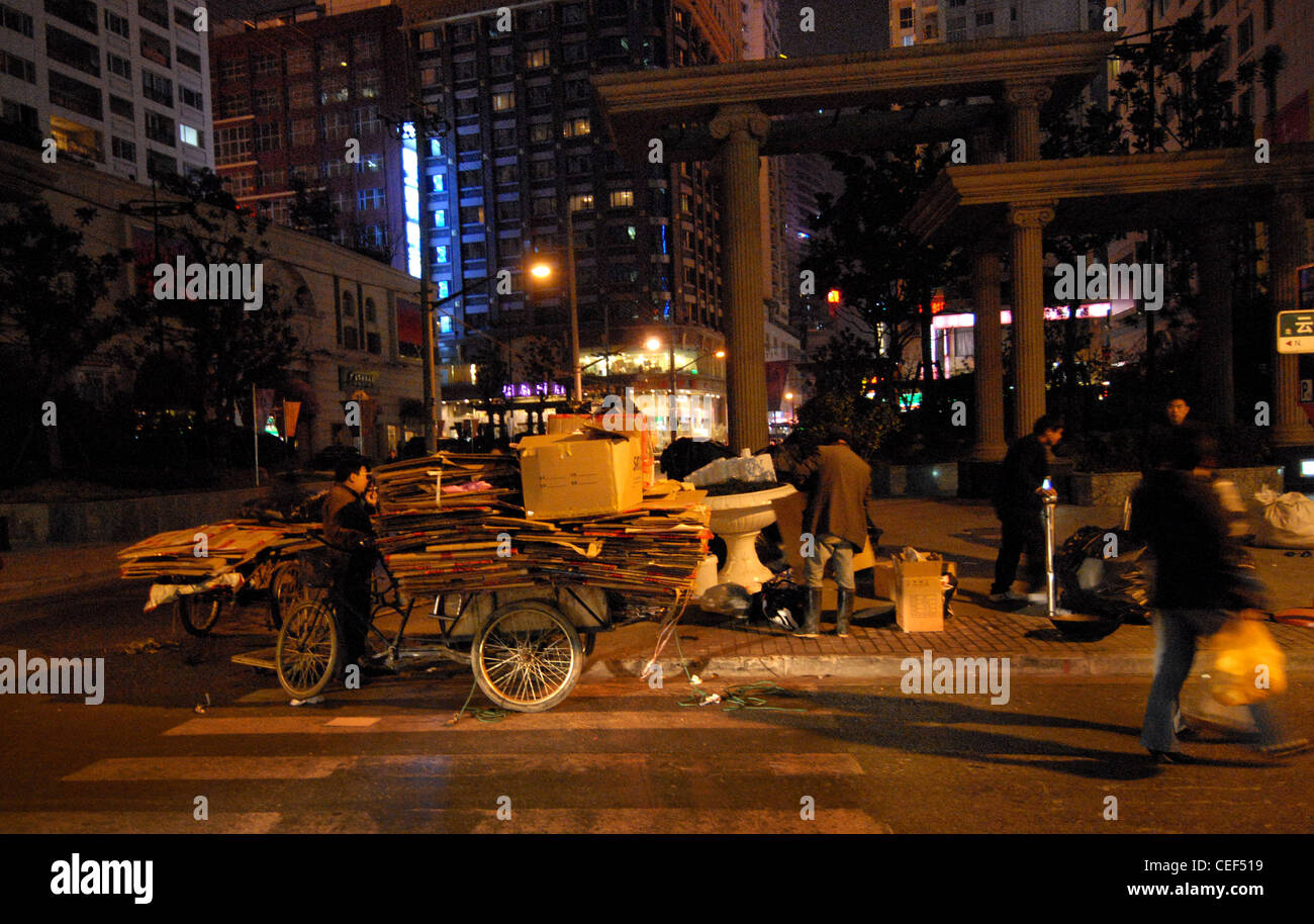 Um Mitternacht sammeln Menschen Abfälle in der Stadt Shanghai, China Stockfoto