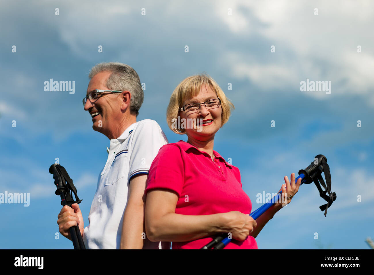 Nordic Walking - Reifen oder senior Brautpaar beim Sport im Sommer im freien Stockfoto