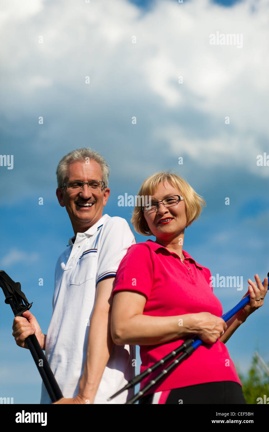 Nordic Walking - Reifen oder senior Brautpaar beim Sport im Sommer im freien Stockfoto