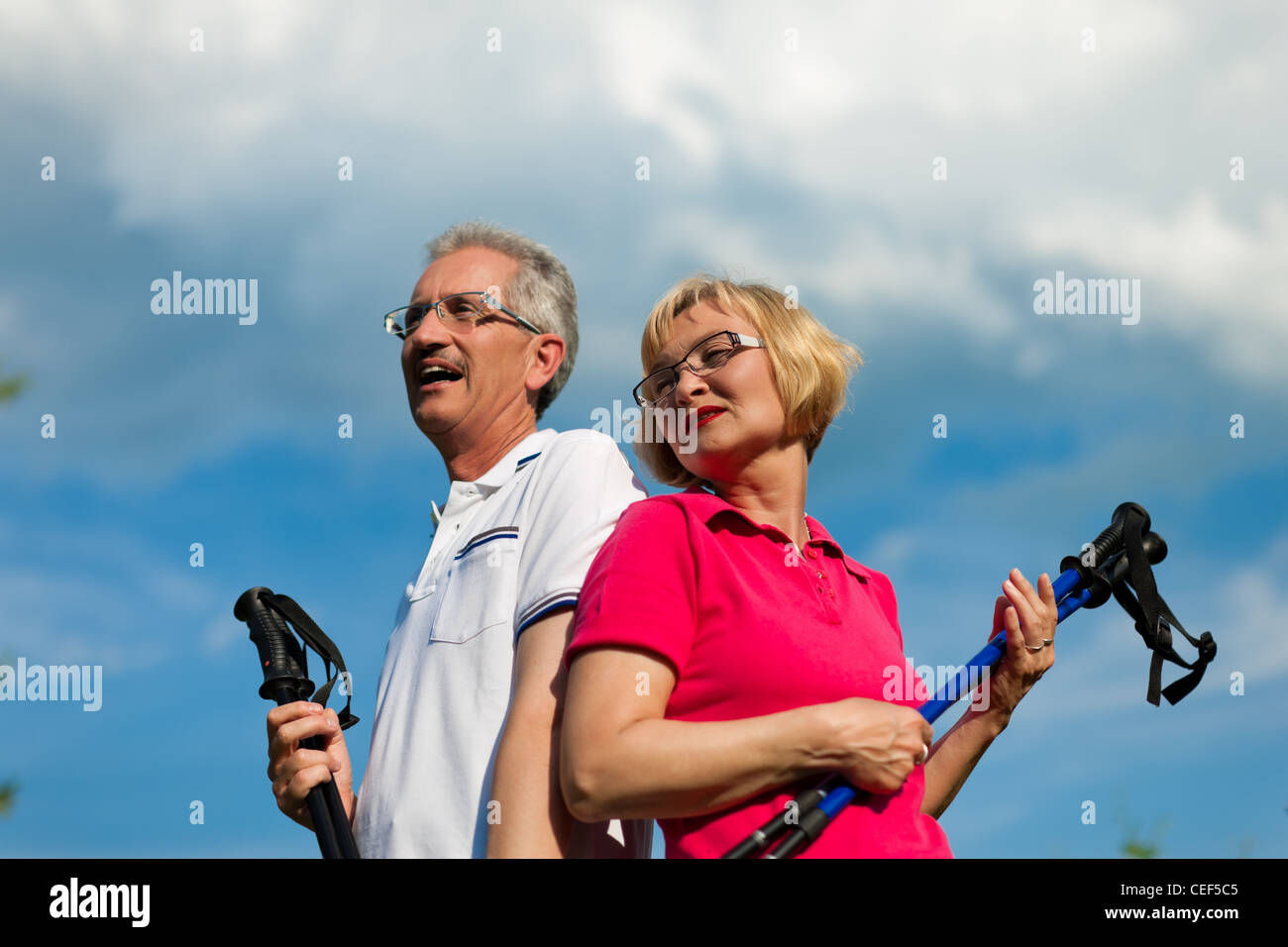 Nordic Walking - Reifen oder senior Brautpaar beim Sport im Sommer im freien Stockfoto