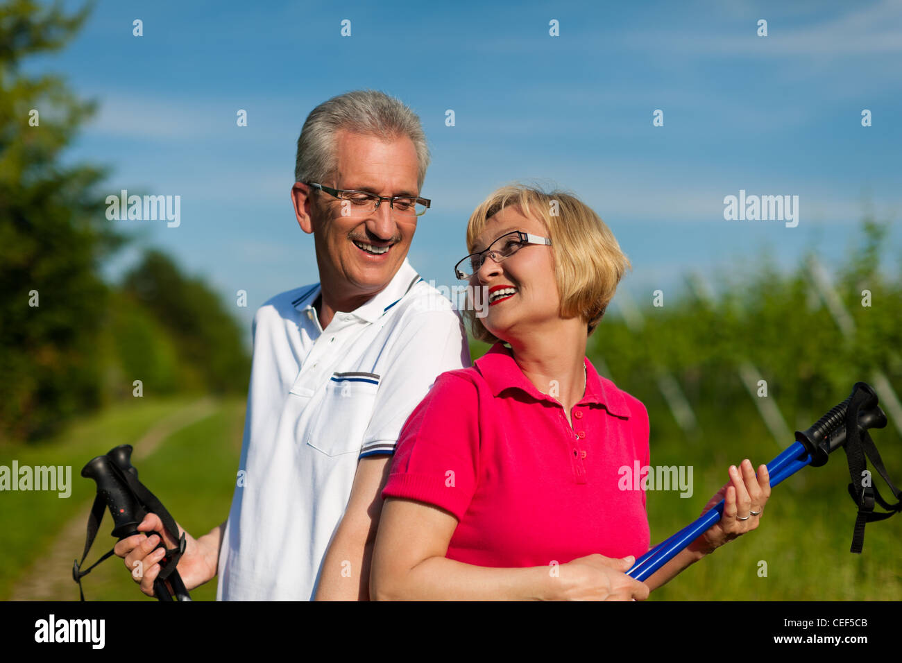 Nordic Walking - Reifen oder senior Brautpaar beim Sport im Sommer im freien Stockfoto