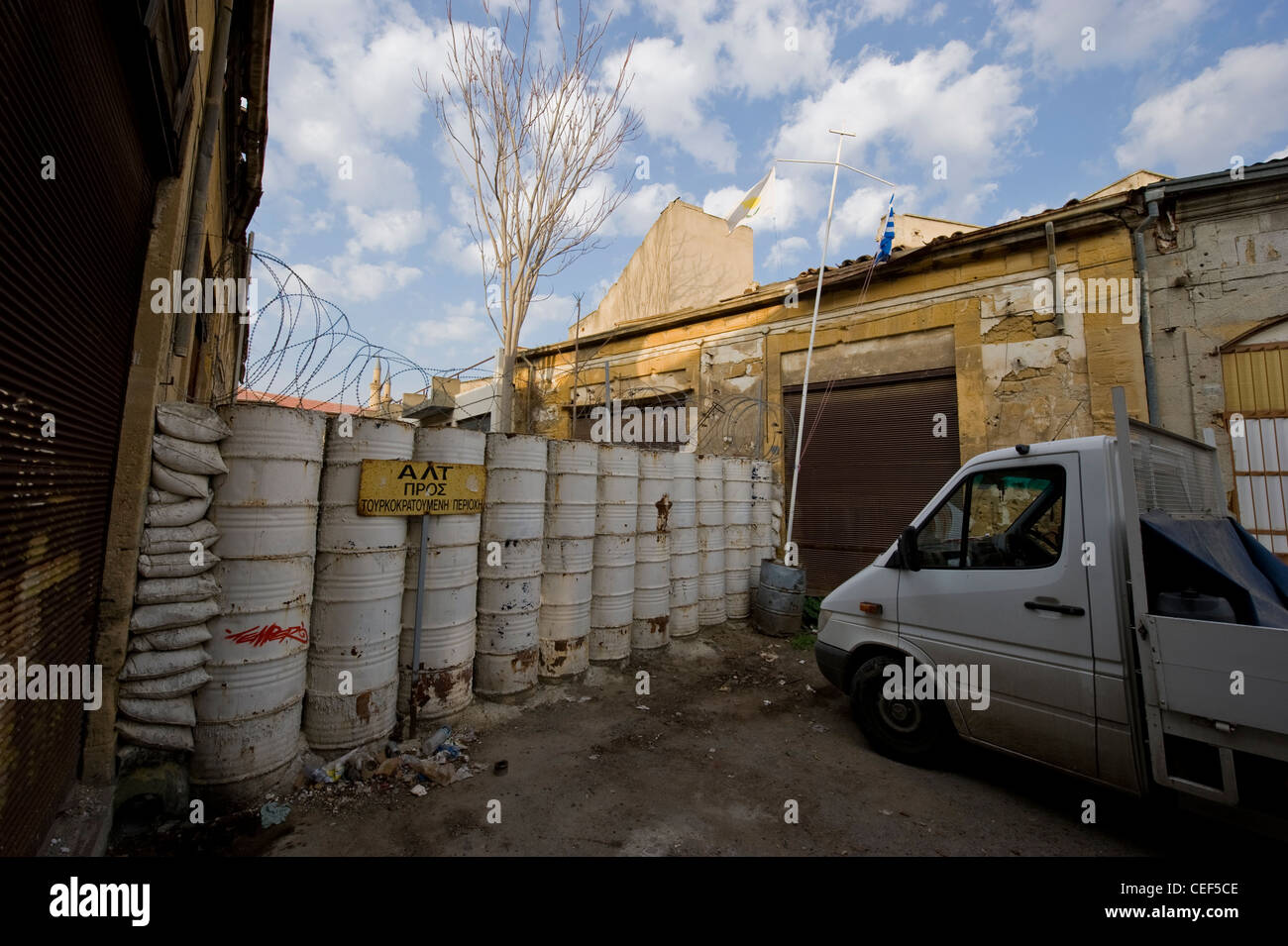 Nikosia - Lokal namens Lefkosia - die Hauptstadt von Zypern, die grüne Linie, die Teilung der Stadt, von der griechischen Seite gesehen. Stockfoto