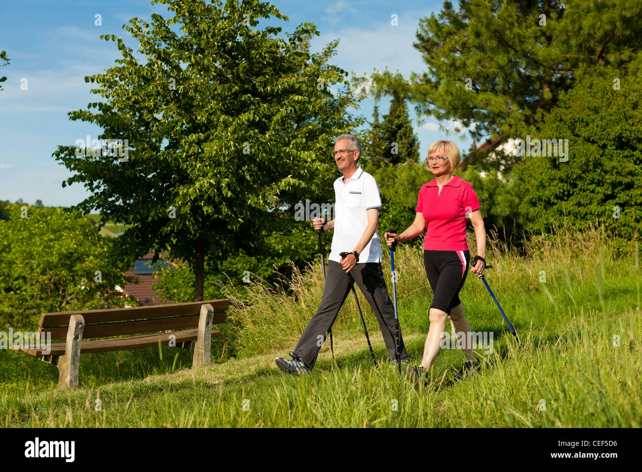 Nordic Walking - Reifen oder senior Brautpaar beim Sport im Sommer im freien Stockfoto
