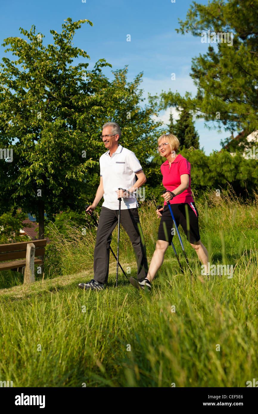 Nordic Walking - Reifen oder senior Brautpaar beim Sport im Sommer im freien Stockfoto