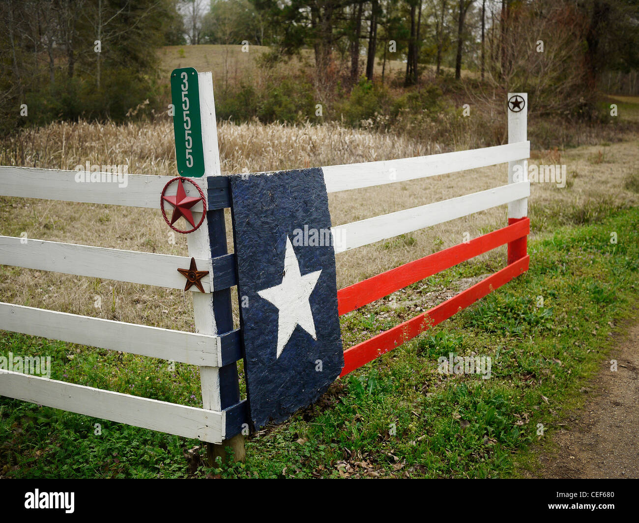 Der Lone Star State, Texas stolz gezeigt, wo der Zaun die Flagge der Republik von Texas repliziert, Ranch Eingangs. Stockfoto