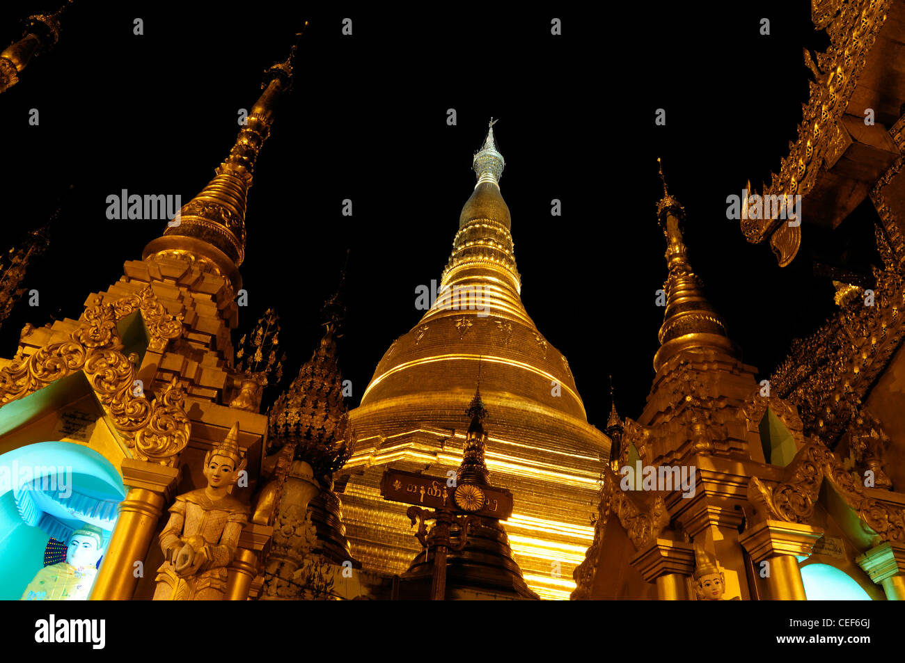 Shwedagon-Pagode, die Hauptstupa Gold goldene Kuppel Kuppel beleuchtet beleuchten beleuchteten Beleuchtung Nacht Nacht Yangon myamnar Stockfoto