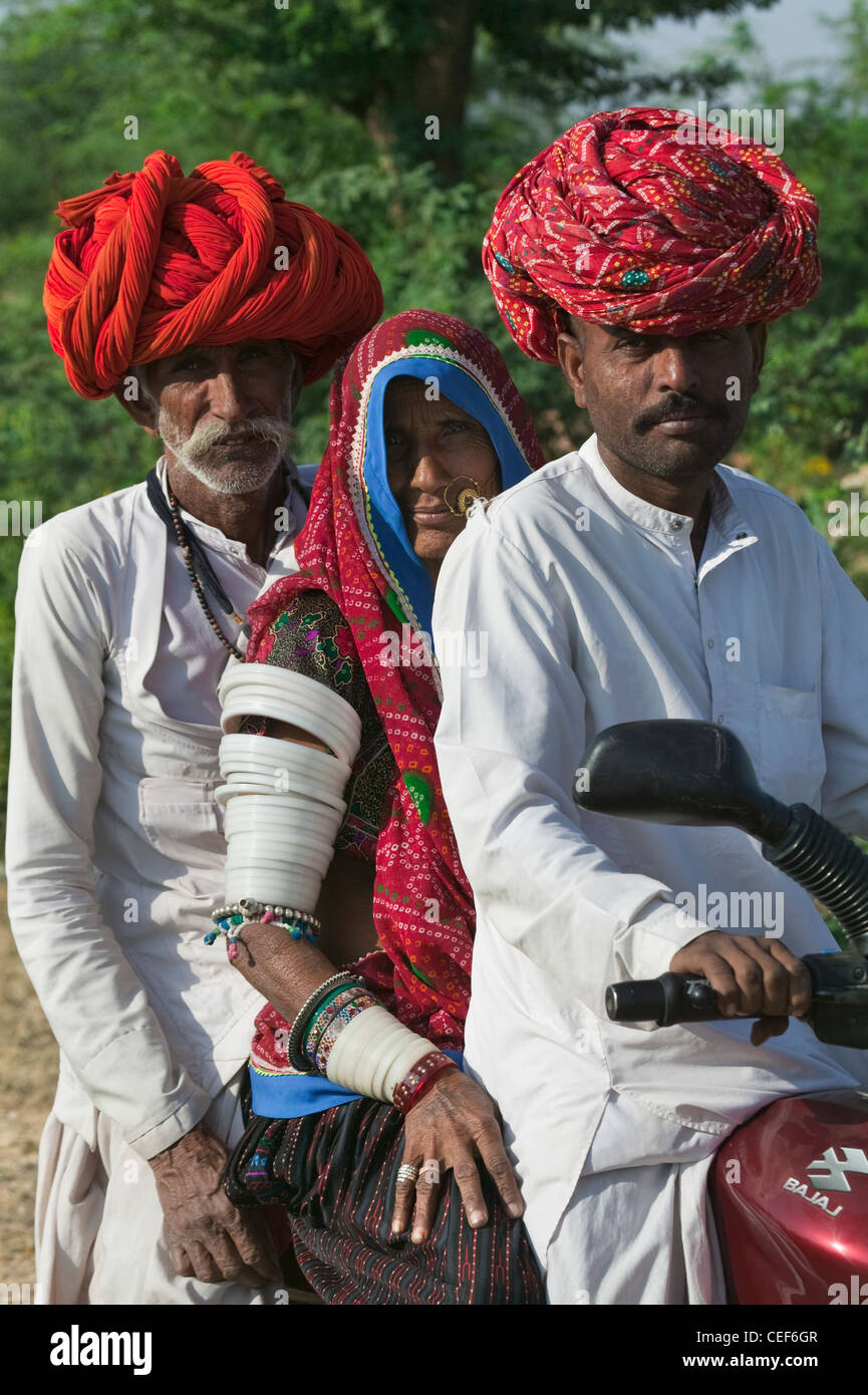 Stammes-Leute fahren auf dem Motorrad, Rajasthan, Indien Stockfoto