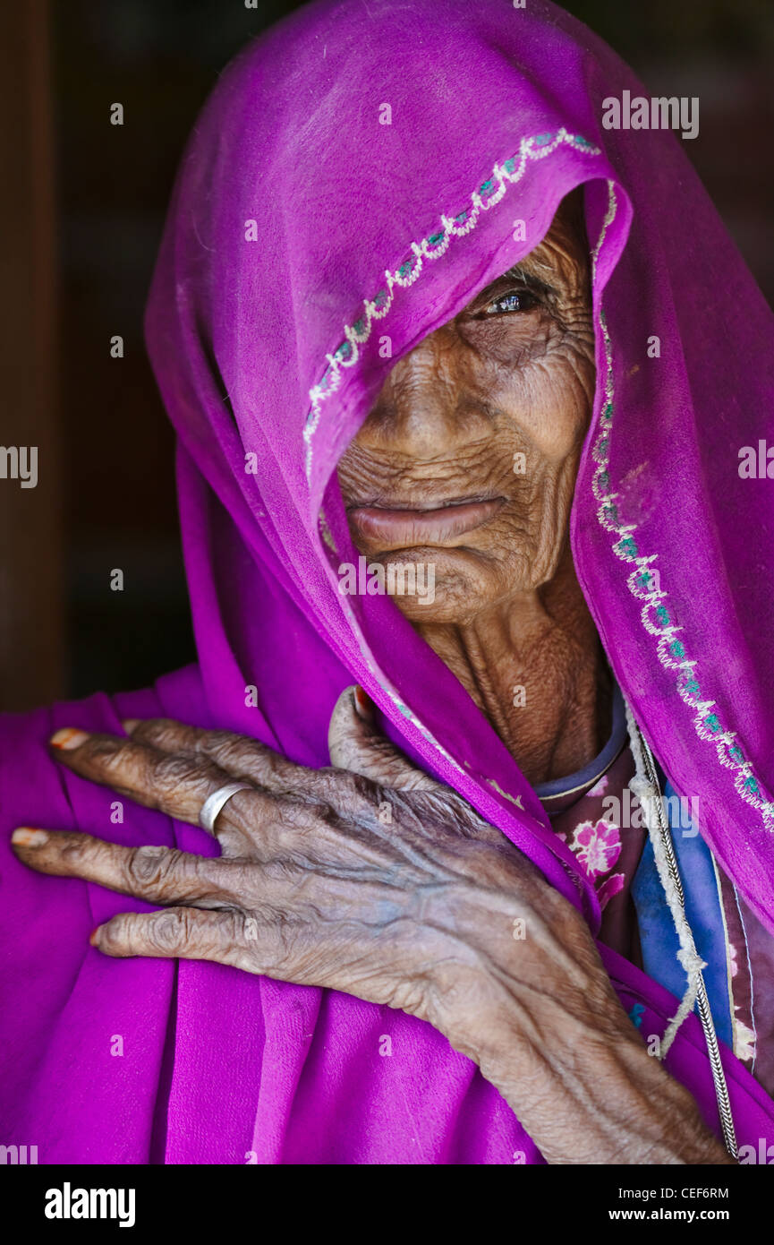 Eine alte Dame mehr als 100 Jahren, Rajasthan, Indien Stockfoto